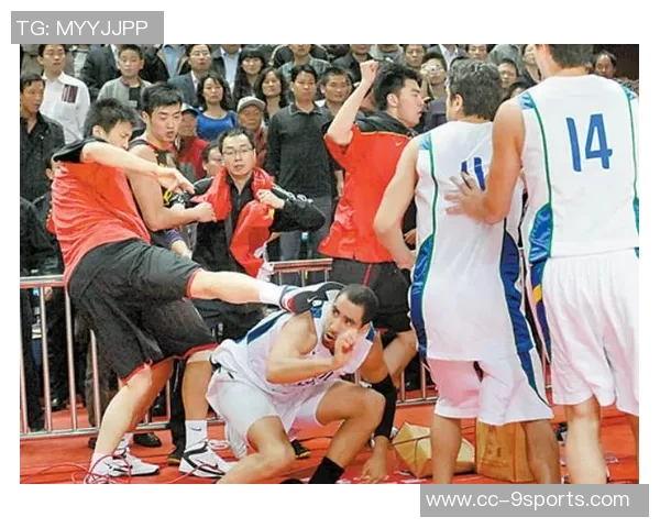 家长冲入赛场推倒小球员引发激烈冲突多方家长互殴事件曝光