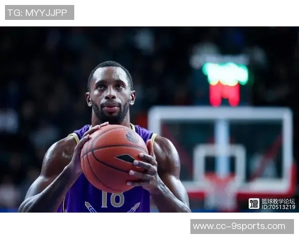 克洛尼首节火力全开四记三分狂砍13分1板1断展现神准外线能力