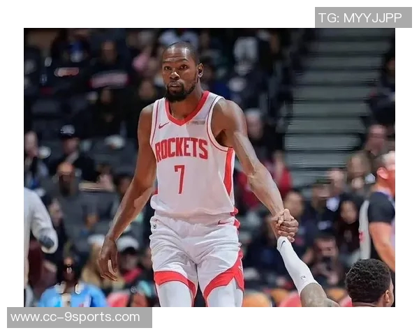 杜兰特场边轻松愉快与火箭助教艾维畅谈免战牌背后心态揭秘 杜兰特场边轻松愉快与火箭助教艾维畅谈免战牌背后心态揭秘